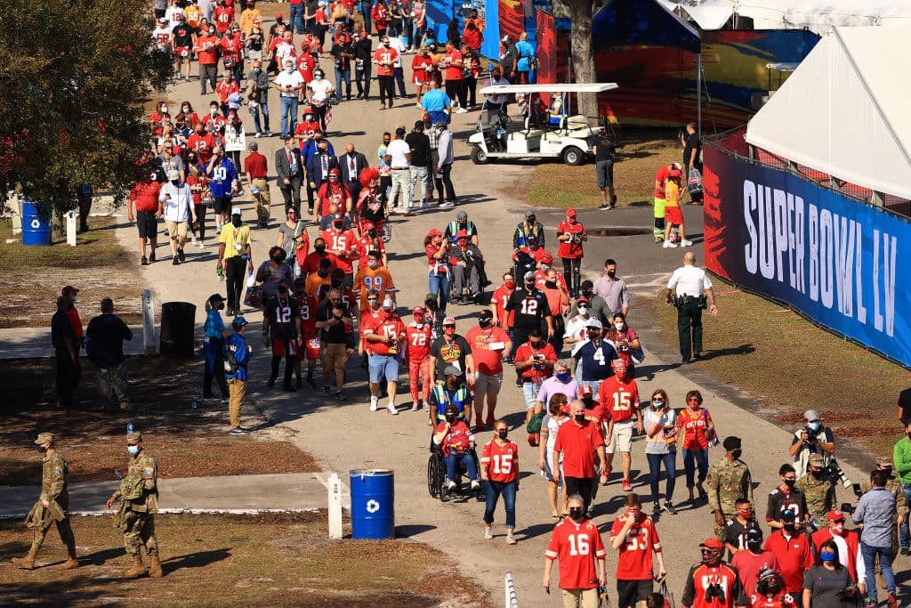 Durante la pandemia, se llevará a cabo el Super Bowl LV y, con las medidas necesarias, fanáticos se dan cita en el Raymond James Stadium para ser testigos del encuentro entre Kansas City Chiefs y el equipo local, Tampa Bay Buccaneers en la lucha por el trofeo Vince Lombardi.