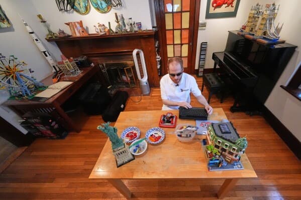Matthew Shifrin, fundador de Bricks for the Blind, lee en una terminal braille mientras construye una máquina expendedora de chicles a base de piezas de Lego en la casa de su familia, el viernes 20 de marzo de 2026, en Newton, Massachusetts.
<br>
