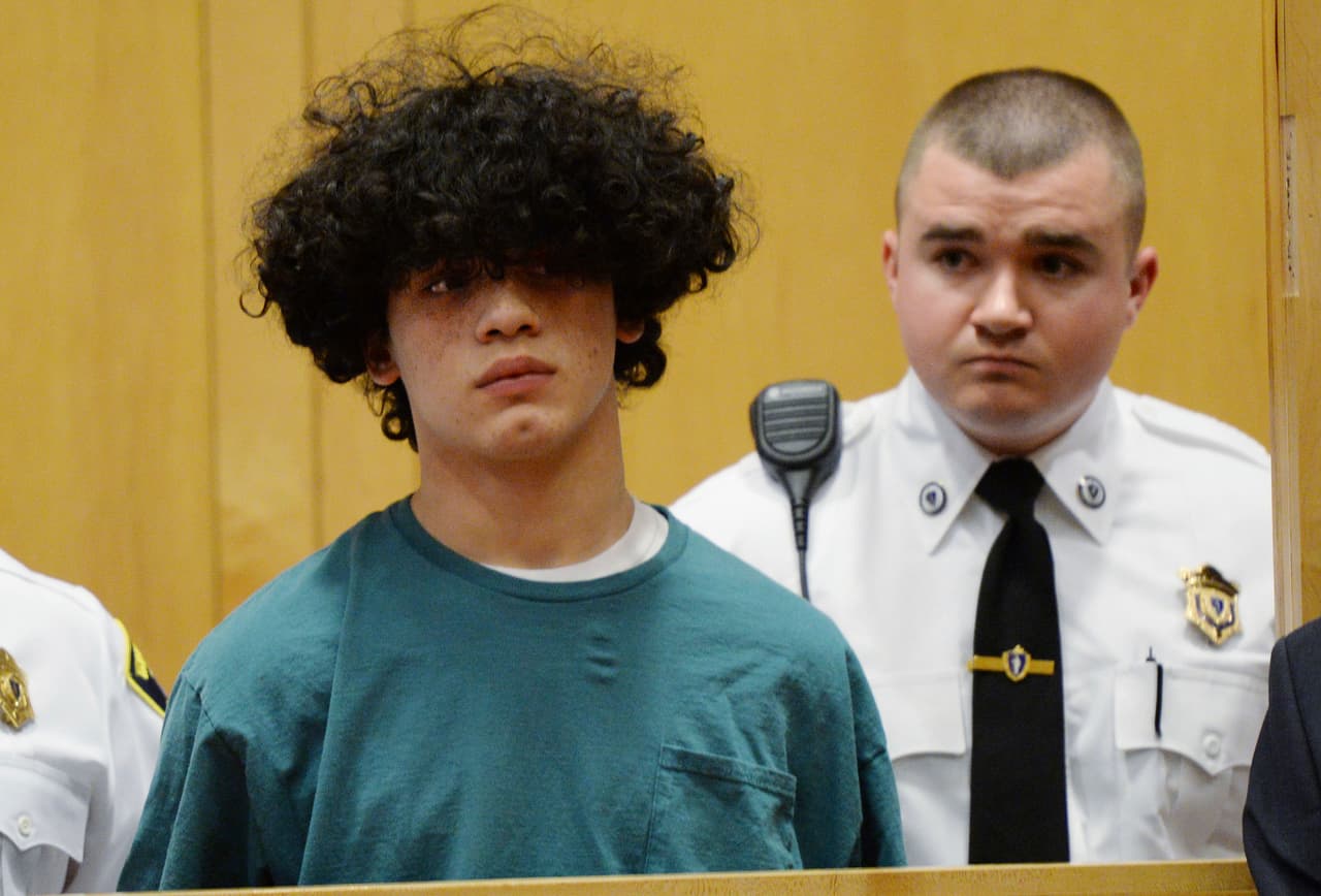 Mathew Borges, de 15 años, frente al Tribunal en Lawrence, Massachusetts.