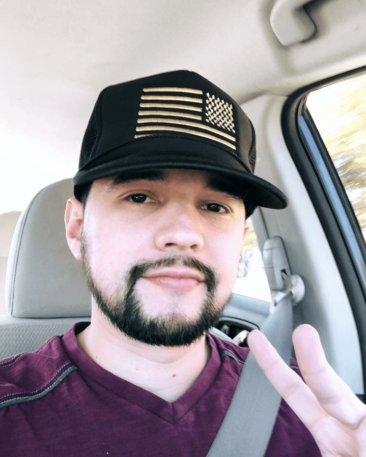 Comenzó a trabajar en la radio desde el año 2010 en la estación
<b> Zona MX 101.9</b> de Los Ángeles.