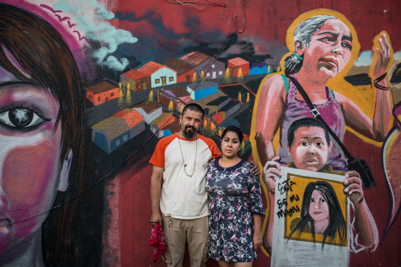 Maclovio Ferrio y Lluvia del Rayo delante de uno de los 17 murales sobre mujeres asesinadas que han pintado en Ciudad Juárez. "Retratamos quiénes eran las jóvenes, qué vidas tenían, que buscaban en la vida", dicen.