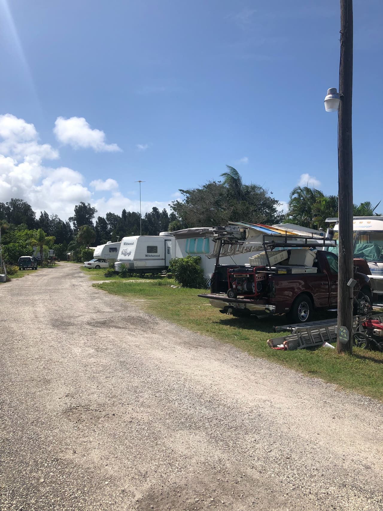 Bayer dice que aunque ordenen evacuación obligatoria en su zona, hay varios vecinos del parque
<i>Indian River Shores</i> que anticiparon que no se irán. El área parece especialmente peligrosa ante amenaza de huracán por estar tan cerca de las aguas del Indian River. Pese a los peligros del huracán, tienen "una vista de un millón de dólares", comenta Raquel.