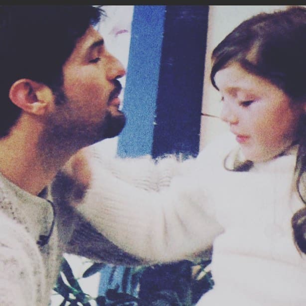 En ese momento, el actor respondió que Villarreal "ya se estaba pasando" con sus afirmaciones. "Yo no tengo nada que aclarar. Sé que Melanie es mi hija y de eso no tengo duda", afirmó, de acuerdo con la revista '
<b><a href="http://peopleenespanol.com/article/arturo-carmona-le-responde-alicia-villarreal/" target="_blank">People</a></b>'.