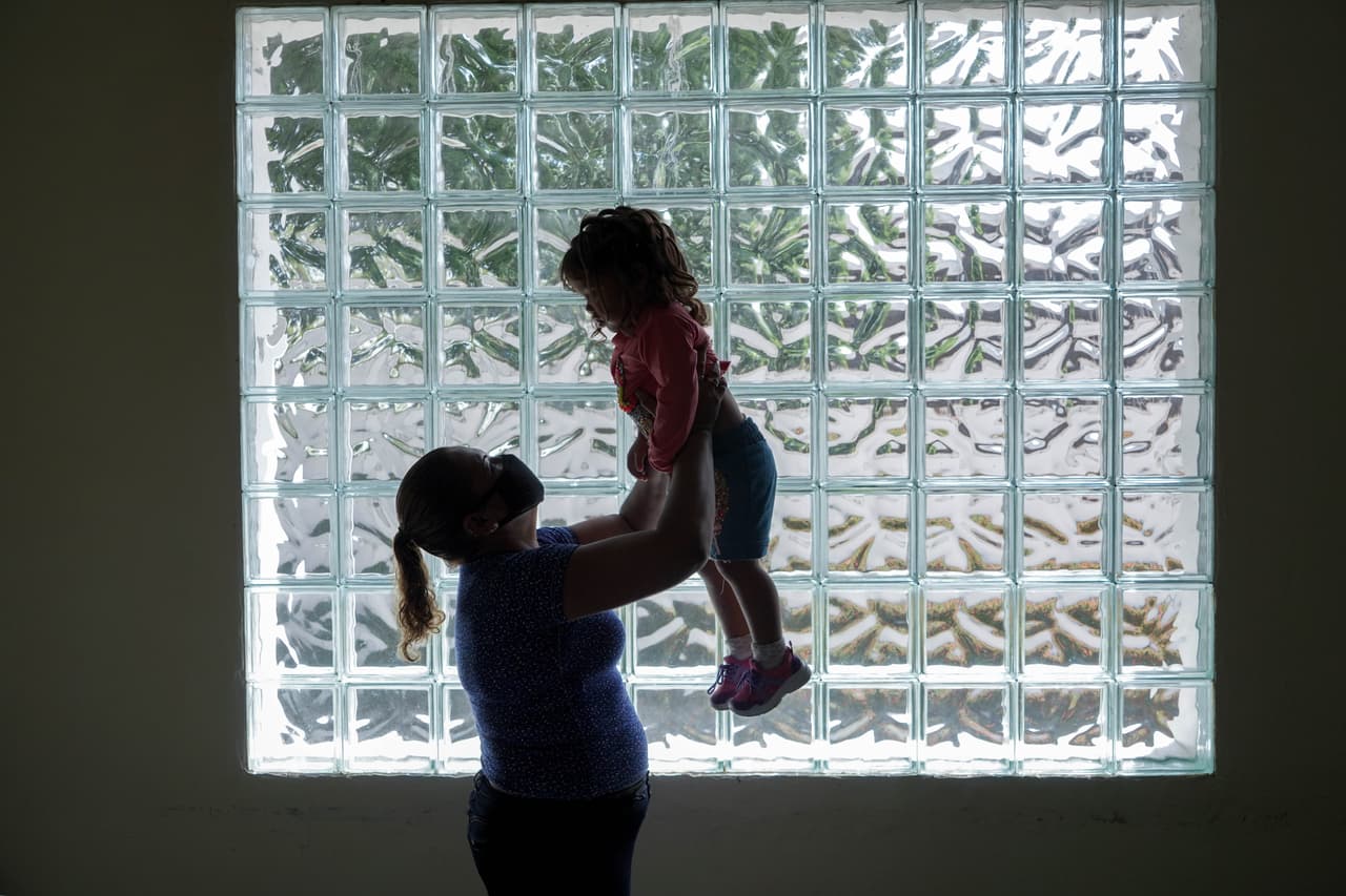 Dalia busca la forma de registrar a Victoria como su hija.