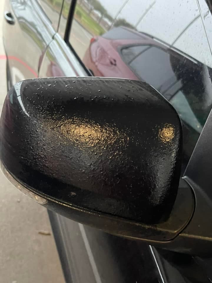 Juany Buentello muestra cómo amaneció su auto en Greens Point, Texas.