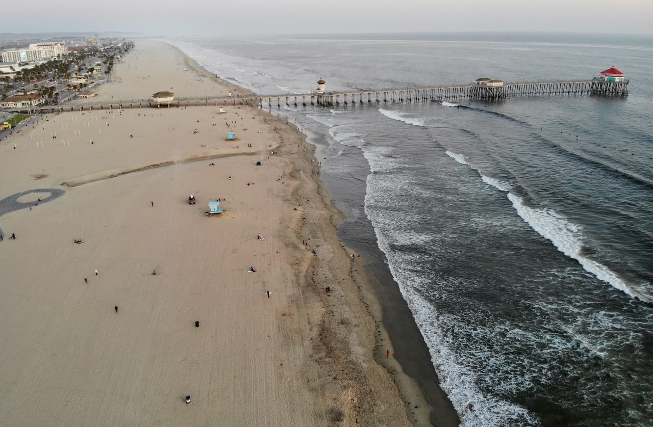 "Por favor, por favor, por favor, no conduzcan desde fuera del área, particularmente fuera del condado", dijo el jefe de policía de Oxnard, Scott Whitney, advirtiendo que se les pedirá a los no residentes que se vayan.