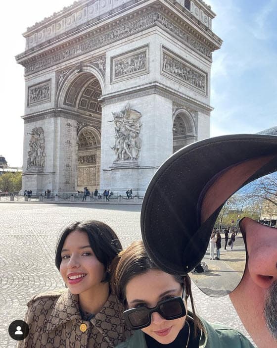 Colgó esta foto tomada desde el emblemático Arco del Triunfo en París. Con él no solo está Ángela, sino también su hija mayor, Aneliz Aguilar, de 24 años.
<br>