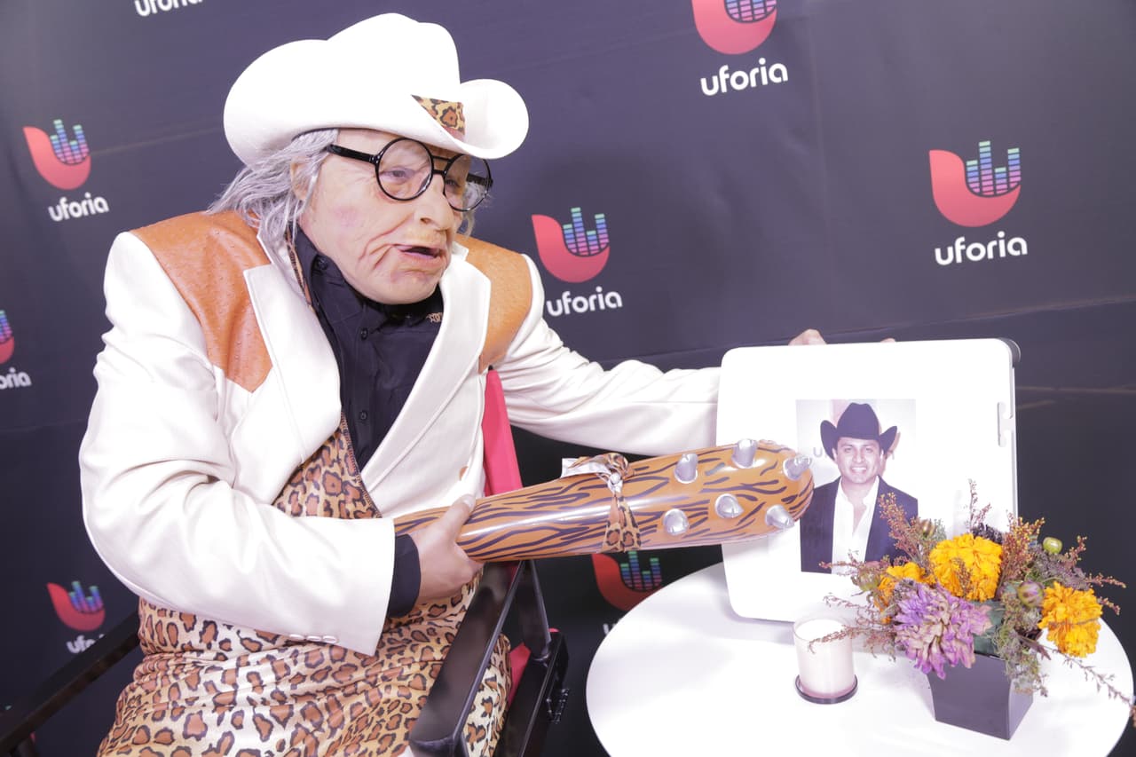 Don Telaraño haciendo la oración de 'la cueva del cavernicola'.