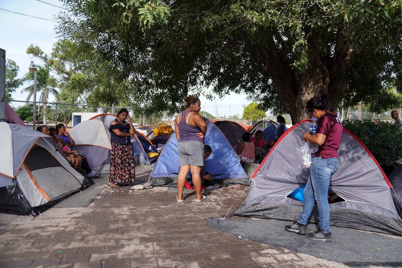 Migrantes devueltos a México tras pedir asilo en EEUU expuestos a "secuestro, extorsión y violencia"