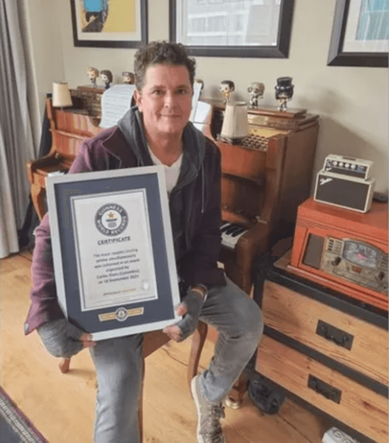 El colombiano Carlos Vives también recibió el reconocimiento al romper el récord de la mayor cantidad de parejas besándose online simultáneamente, 84 en total, y fue para celebrar el Día del Amor y la Amistad.