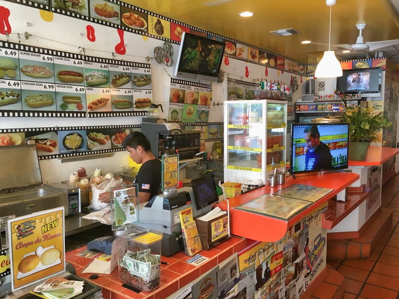 Bourdain fue a comer perros calientes al estilo colombiano en ‘La perrada de Édgar’. “A los colombianos les gusta hacer cosas extrañas y maravillosas a sus ‘hot dogs’ y hay muchos lugares en Miami para comerlos, pero yo vengo a este en North Miami Beach”, contó el chef en su programa antes de comerse un ‘Colombiano’ y un ‘Súper Edgar’.