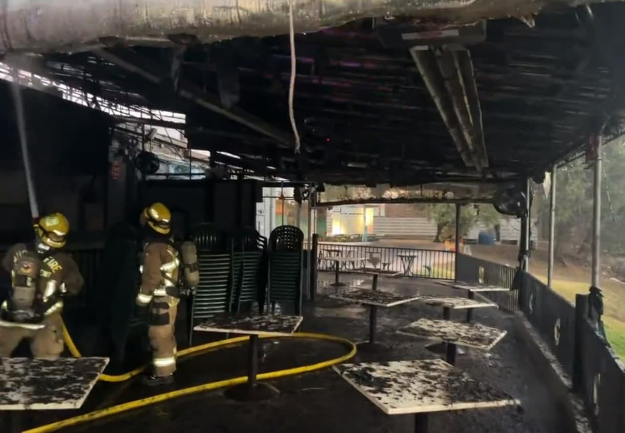 Bomberos trabajan incendio en un restaurante al centro de Austin