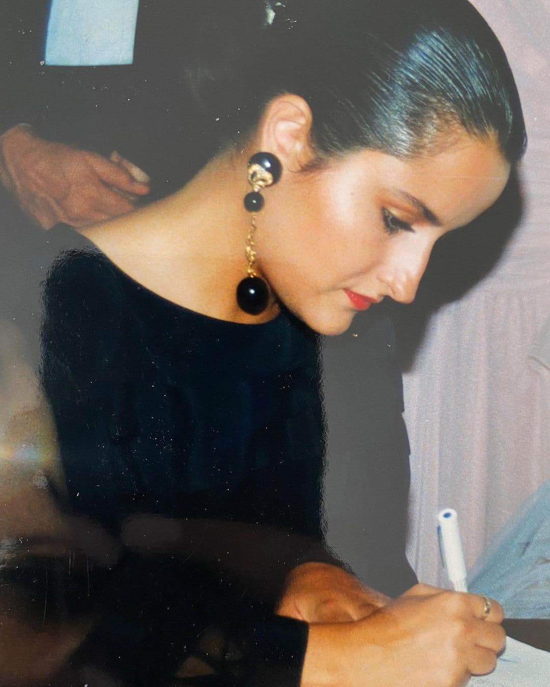 Maite Perroni tiene 37 años, nació en Ciudad de México, y la fotó que publicó de su mamá es de cuando ella tenía su misma edad, con lo que mostró que son muy parecidas.