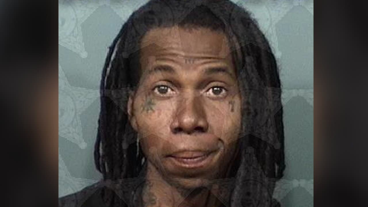 Saca machete en bar en Florida porque quería cantar una canción más