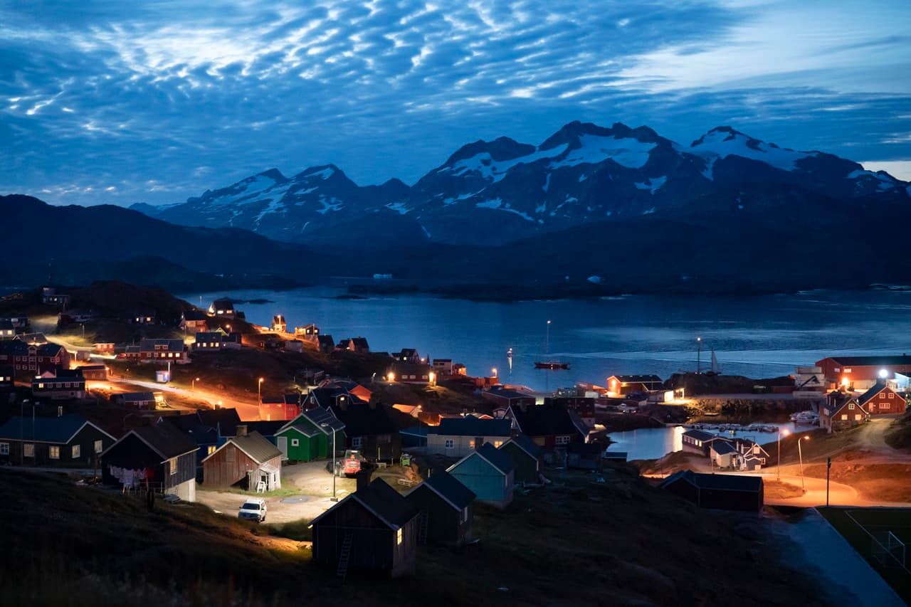 <b>El atardecer en Tasiilaq, Greenland. </b>Este pequeño pueblo de unos 2,000 habitantes es la mayor concentración urbana del sureste de Groenlandia. Algunos habitantes recuerdan, con cierta nostalgia, que años atrás el invierno duraba 10 meses. Ahora 'solo' dura cinco meses.