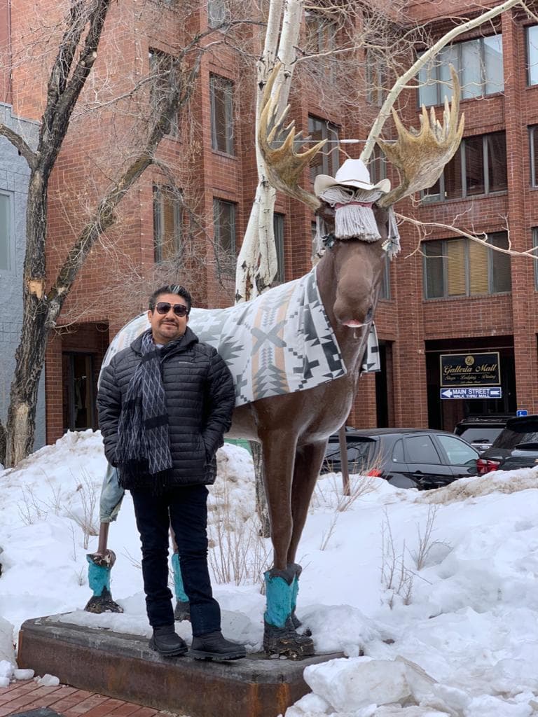 Finalmente, tambi茅n pase贸 por Salt Lake City y jug贸 como ni帽o peque帽o en la nieve.