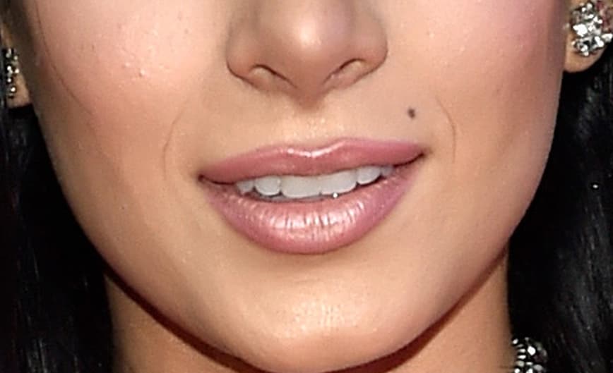 Esta boquita con todo y lunar es de una bella chica que en 2008 participó en Nuestra Belleza Latina. Si quieres una pista te contamos que ella hizo su debut en la alfombra de Latin GRAMMY 2015 acompañada de su novio, un exitoso joven bachatero... ¿ya adivinaste?