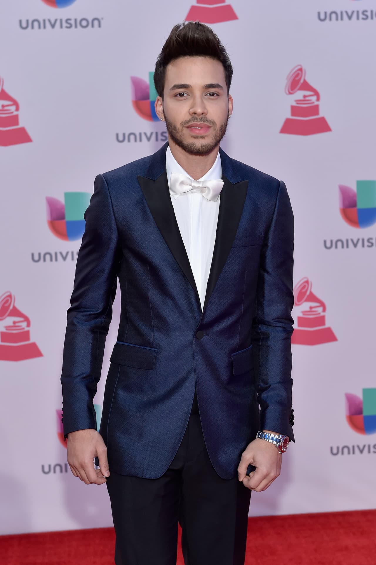 En esta ocasión eligió un saco azul con una camisa y pajarita blancas.