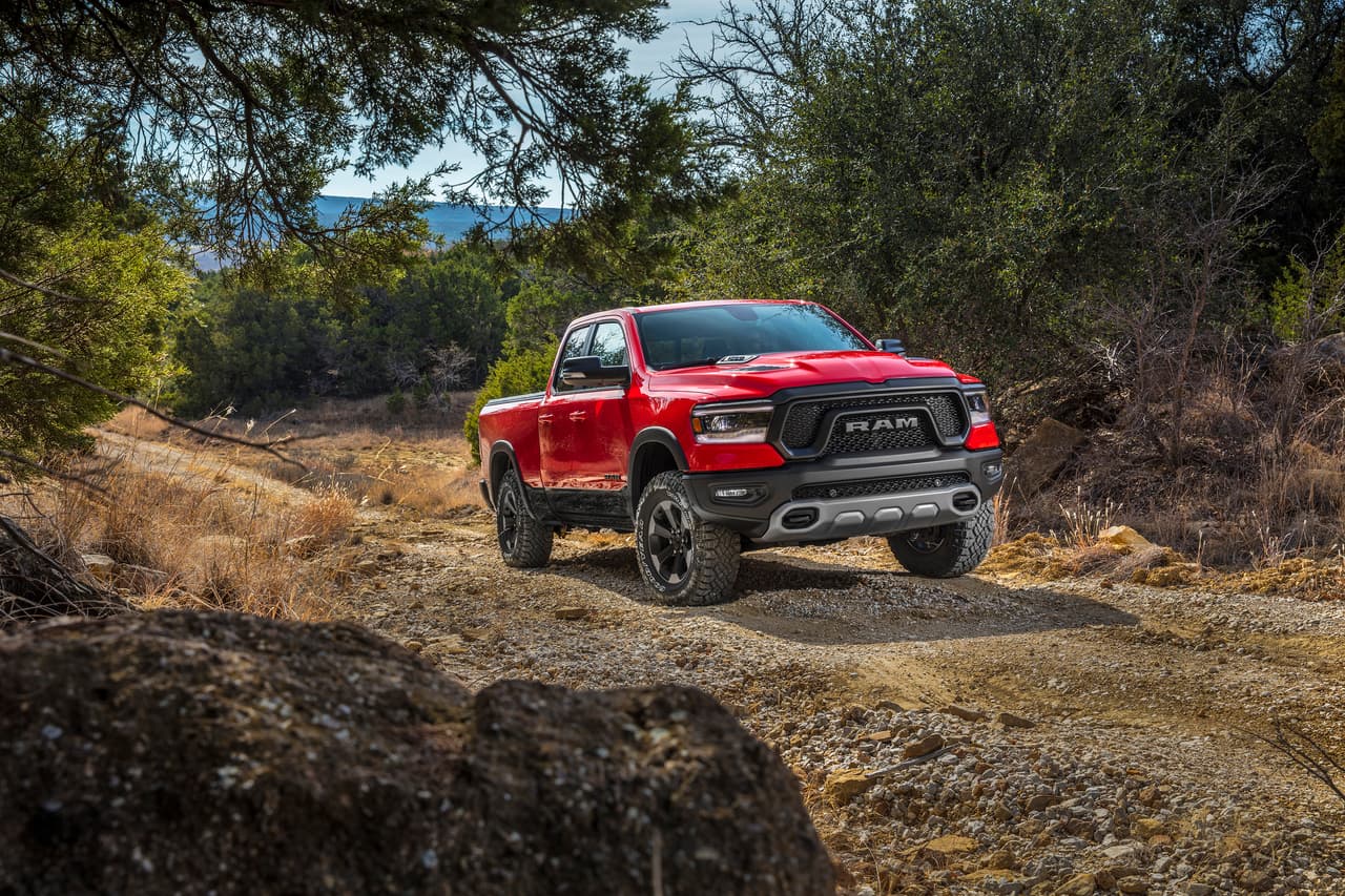 En esta que es su quinta generación ofrecerá
<b>el motor Pentastar V6 de 3.6 litros de 305 caballos </b>de fuerza y el HEMI V8 de 5.7 litros de 395 hp con transmisión automática TorqueFlite de ocho velocidades.