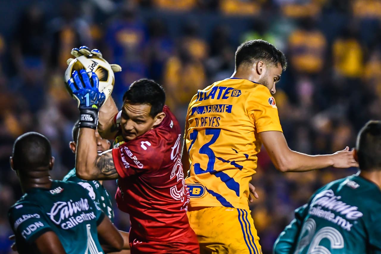 Tigres demuestra las garras que tiene para jugar semifinales y les bastan slo cinco minutos para que Florian Thauvin y Carlos González le den la vuelta al marcador y los locales terminen venciendo 2-1 a la 'Fiera'.