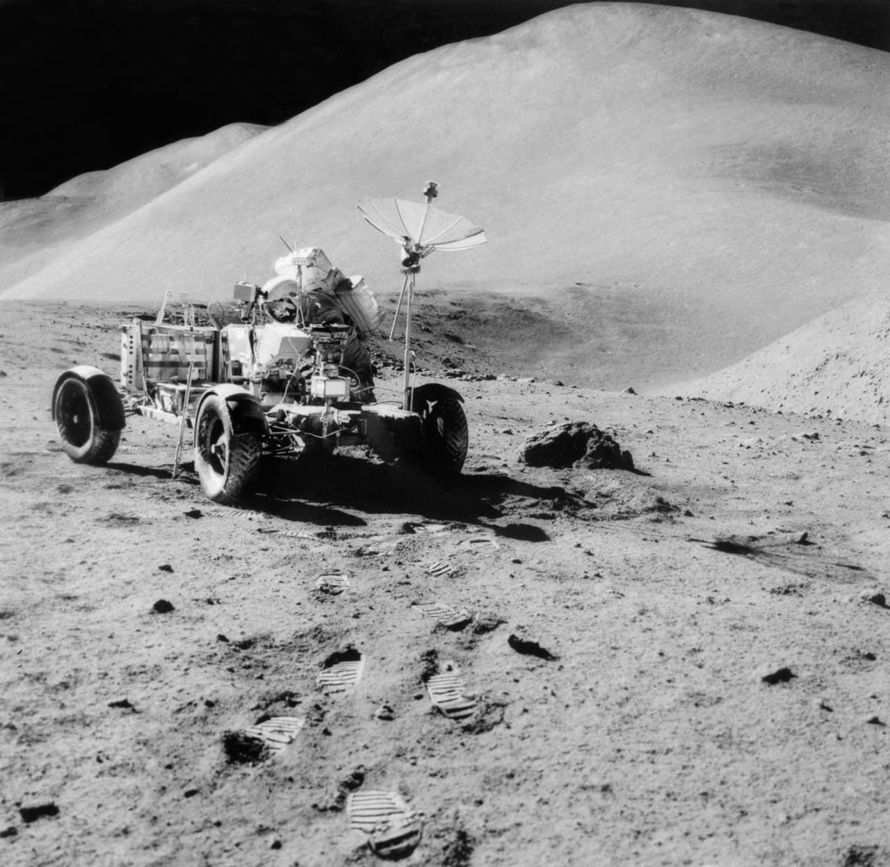 El buggy lunar contaba con que le otorgaba una autonomía aproximada de 22.3 millas por carga. Su velocidad máxima era de 14 millas por hora.