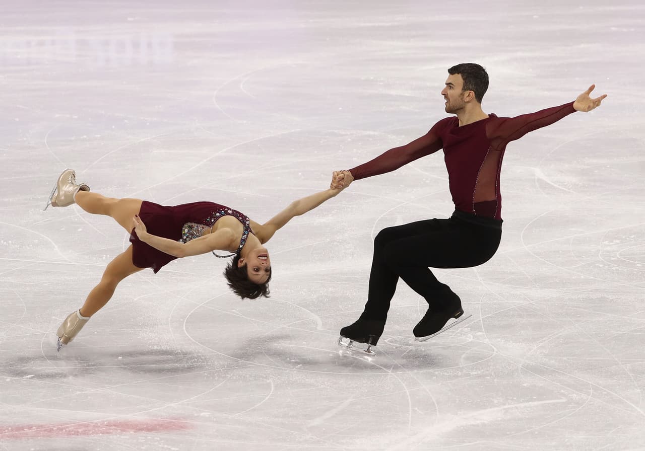 Con Craig Buntin, la patinadora saltó a nivel mundial, pero el retiro del atleta en el 2010 la llevó a unirse, por sugerencia de su coach, con Eric Radford.