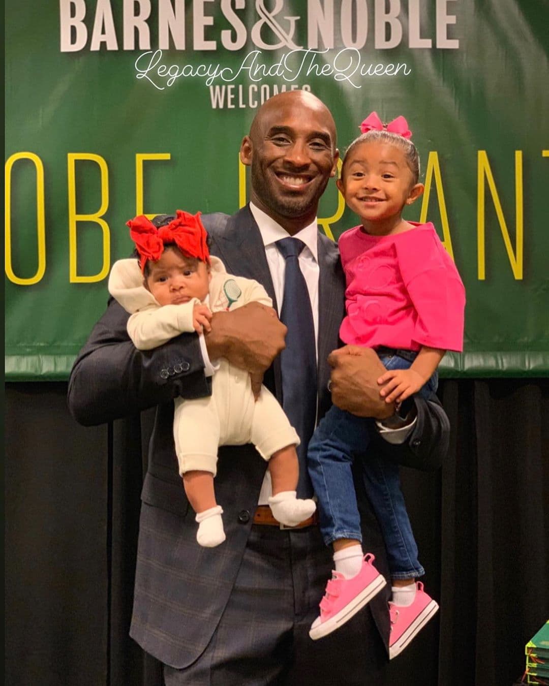 “Para donar, por favor diríjanse a MambaOnThree.org. Para continuar el legado de Kobe y Gianna en el deporte juvenil por favor visiten MambaSportsFoundation.org”, añadió.