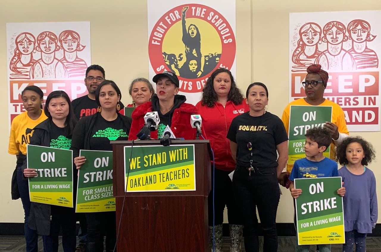 En medio de la lluvia, los maestros de Oakland siguen en la lucha por cuarto día