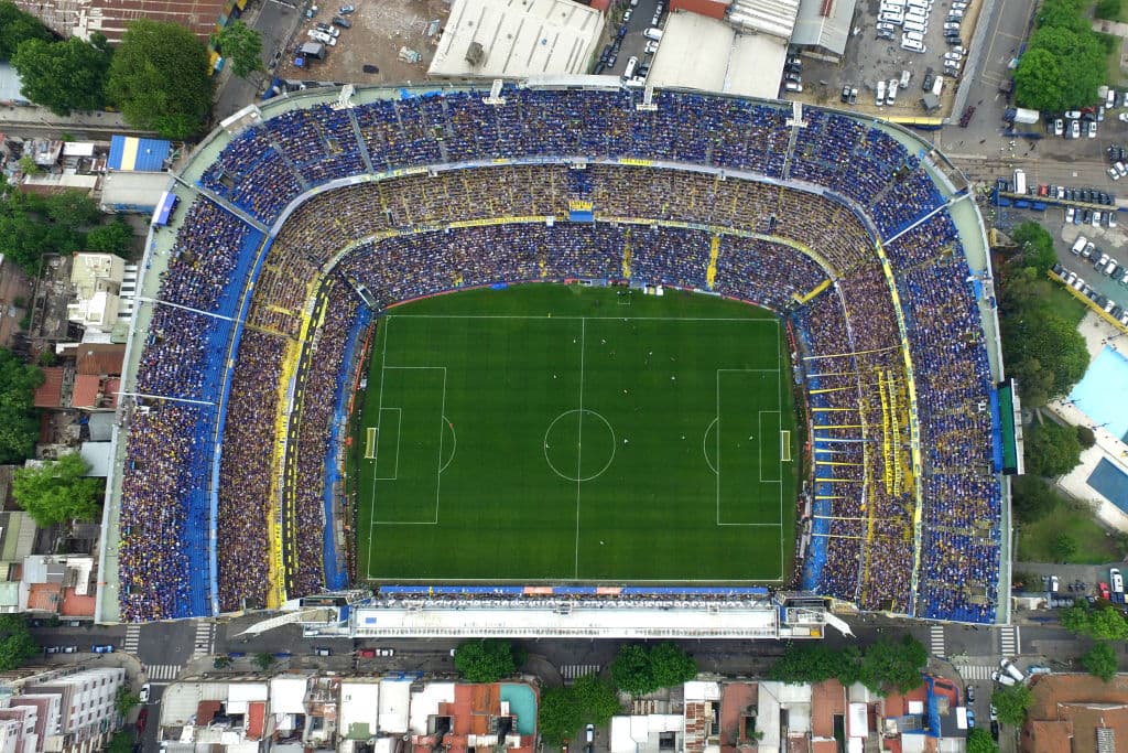 Los hinchas de Boca Juniors y River Plate viven con pasión la ida en la final de Copa Libertadores. Los xeneizes lo disfrutan en La Bombonera, mientras los 'millonarios' apoyan en el Monumental, pues no pueden ir al estadio de su rival.