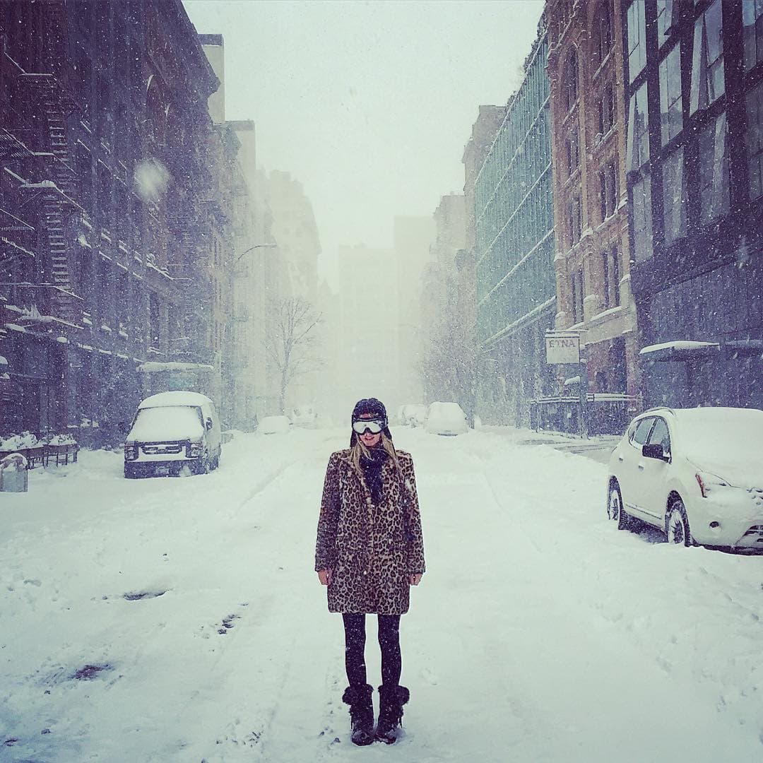 Nicky Hilton se tomó una impresionante foto con la tormenta de nieve de fondo.