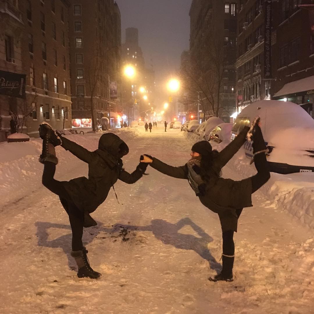 Alec Baldwin captó a su mujer, Hilaria, haciendo yoga en la nieve.