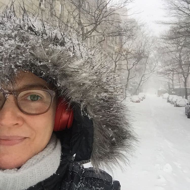 Drew Barrymore salió bien tapadita a pasear.