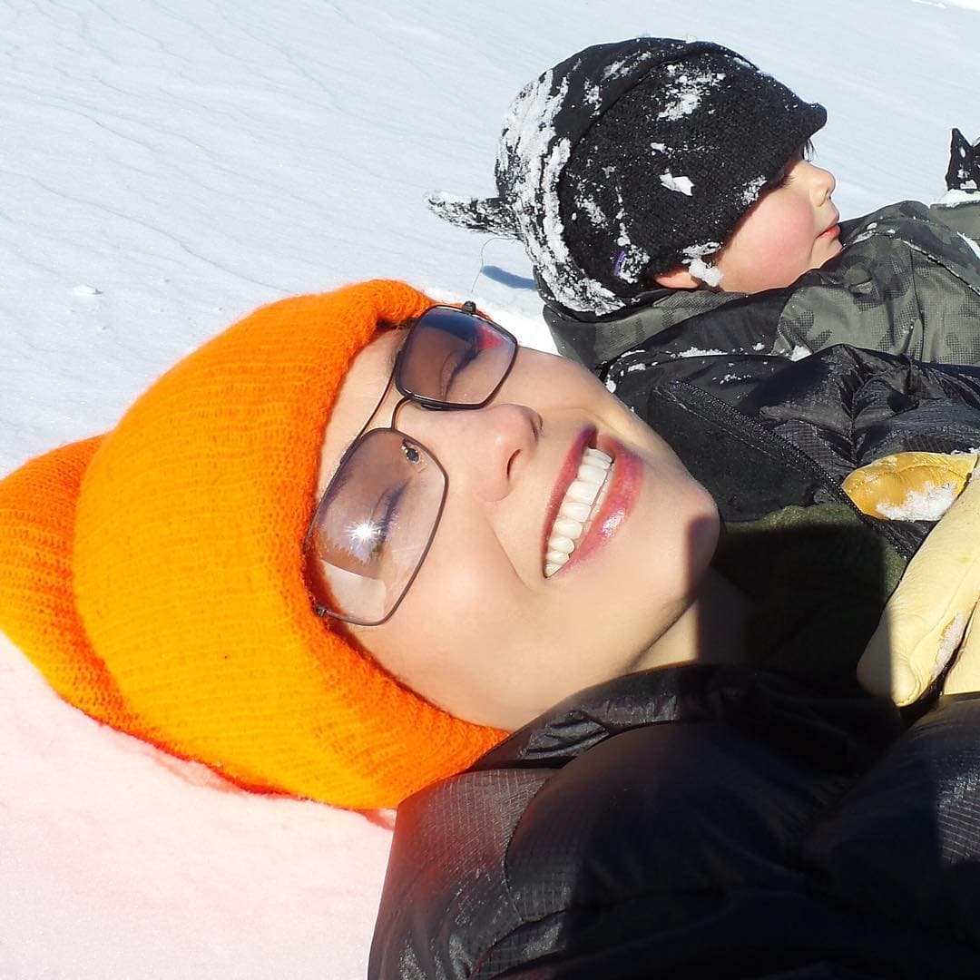 Sin importar el frío, Thalía se tiró en la nieve junto a su hijo Matthew.
