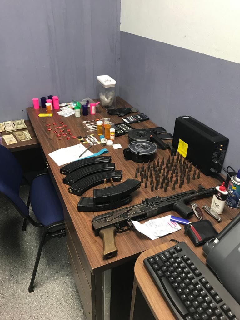 El conductor del auto fue identificado como Jean C. Aponte Colón, de 27 años, residente Arroyo, quien conducía un Nissan Versa gris claro del año 2018.
<br>