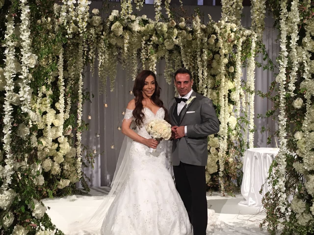 El traje del novio fue hecho a la medida y confeccionado por el diseñador español José Acosta, que vive en Miami y viajó especialmente a Nueva York para tomar las medidas.