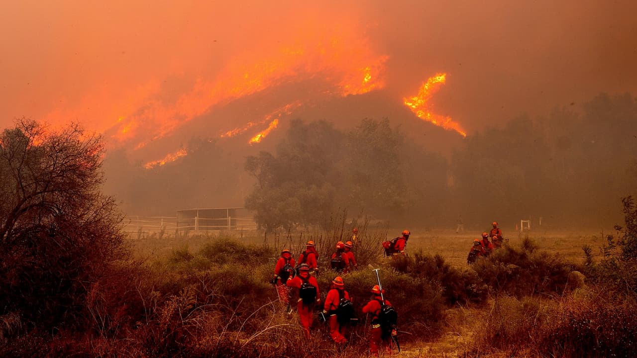 Mountain Fire continúa ardiendo al sur de California, contención de las llamas avanza un 26%