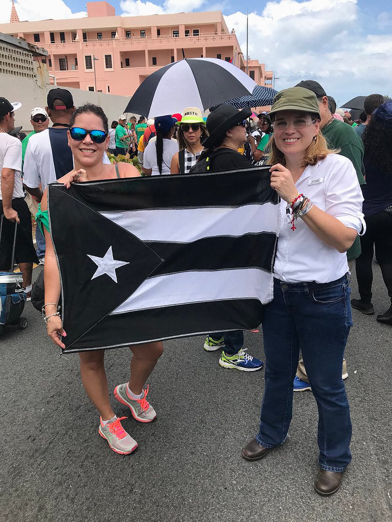 Entre quienes participaron de la marcha del primero de mayo se encuentra la alcaldesa de Puerto Rico, Carmen Yulín Cruz, quien tras el paso del huracán María por Puerto Rico instó con dureza al gobierno de
<a href="https://www.univision.com/temas/donald-trump">Donald Trump</a> para que apoyara en la recuperación de la isla con la misma fuerza en que asistieron a Texas tras el paso del huracán Harvey. (Foto tomada de la cuenta de Twitter de la alcaldesa de San Juan, Carmen Yulín Cruz)