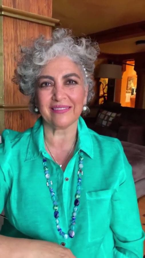 El 12 de abril
<b> Amanda Miguel </b>mostró su nueva imagen en una entrevista con la periodista Pati Chapoy,
<b>ahora luce el cabello corto y con canas.</b>
<br>