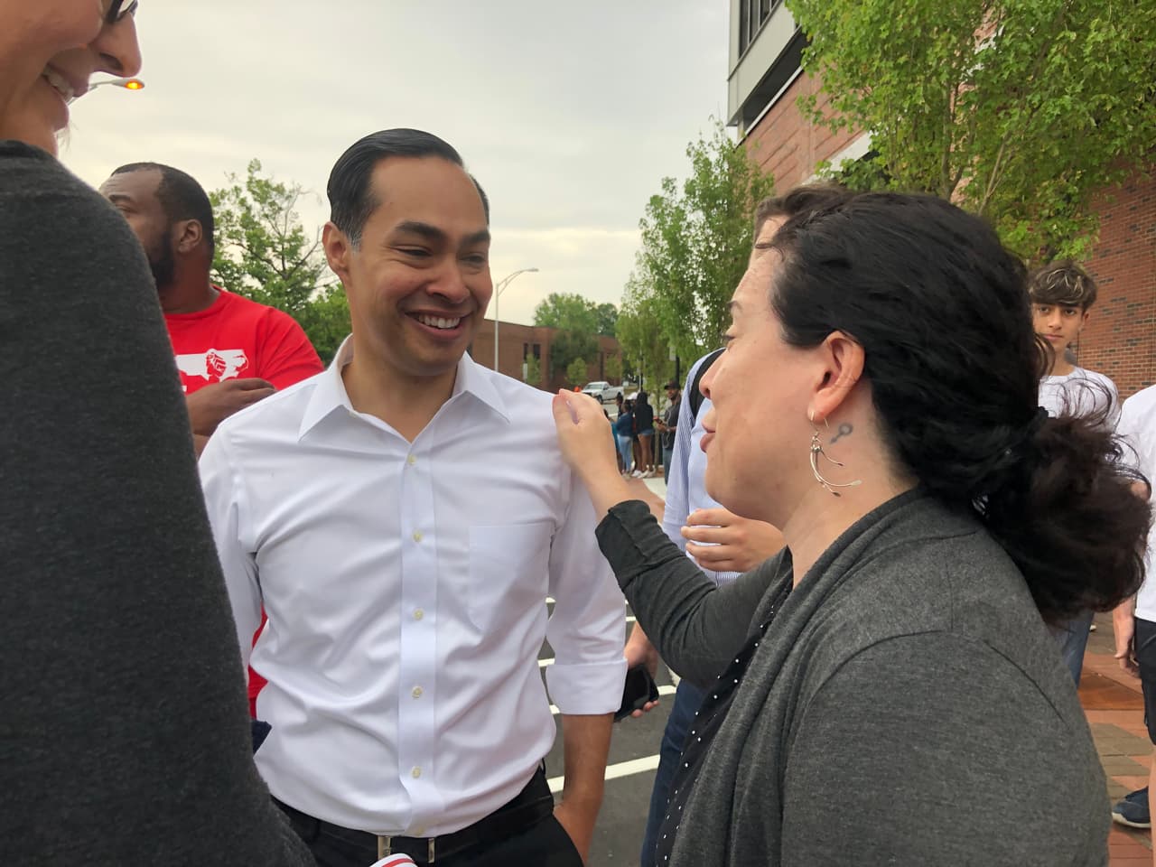 Julián Castro, uno de los candidatos a la presidencia de los Estados Unidos, hizo una visita a relámpago a Carolina del Norte