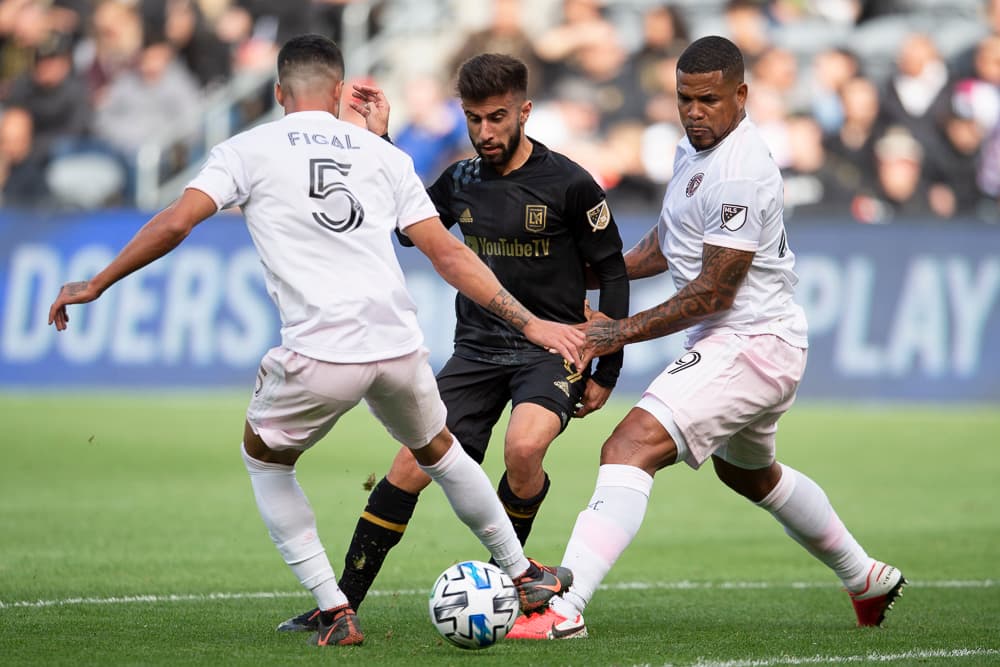 En medio de dos defensores, Roman Torres y Jorge Figal, Diego Rossi pasa tras tirarle un caño a Figal y dejarlos en el camino.
