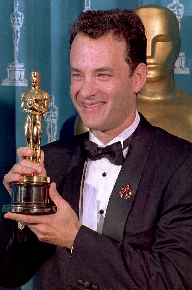 <b><a href="http://www.univision.com/temas/tom-hanks">Tom Hanks</a></b> ganaba el Oscar al 'Mejor Actor' por su trabajo en la película 'Philadelphia', la cual relataba la historia de un hombre que fue despedido de su trabajo por tener VIH, además de tener que luchar contra los prejuicios de la sociedad por ser homosexual.