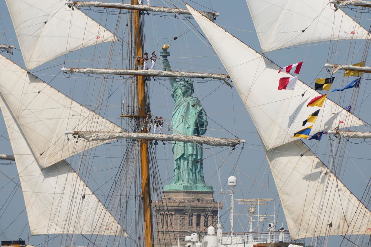 La Estatua de la Libertad, enmarcada por las velas del buque Ara Libertad de Argentina, se yergue durante el Desfile Internacional de Velas --parte de Sail250, una concentración de grandes veleros y buques militares--, el sábado 4 de julio de 2026, en Nueva York.
