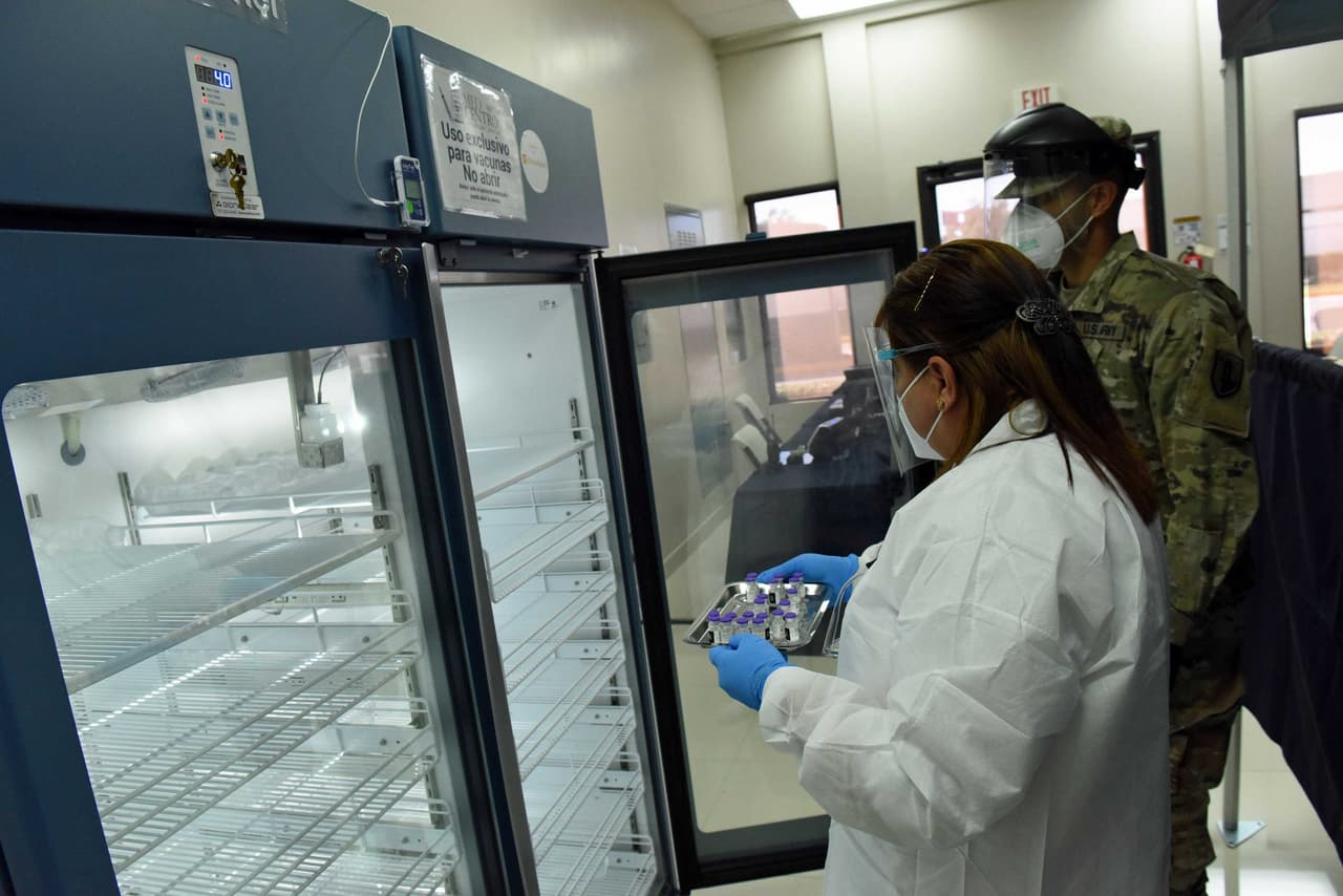 Med Centro recibió alrededor de 240 dosis en esta primera entrega. Se espera que en los próximos días el Departamento de Salud destine nuevas dosis de la vacuna para alcanzar la totalidad de los empleados que laboran en la institución. Luego se continuará con las demás fases según dispuesto en el plan del Departamento de Salud para de administración de la vacuna.