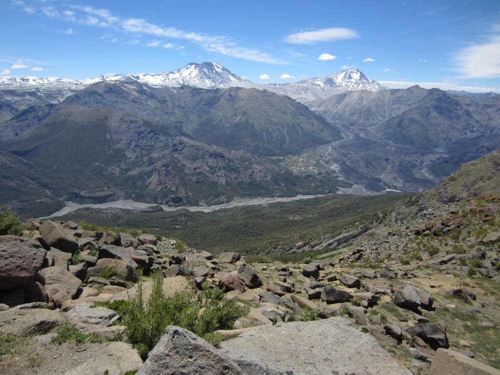 <b>El Enladrillado, Chile</b>
<br>Gente que viaja por la carretera de los andes chilenos aseguran que han visto pasar sobre ellos misteriosas luces que describen como ovnis. Quienes han visto estas naves dicen que desaparecen en el poblado del Enladrillado donde dicen existe una pista de aterrizaje para ellas.