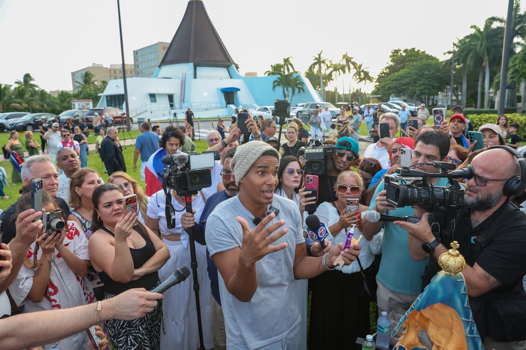 Luis Manuel Otero Alcántara acudió a la Ermita de la Caridad del Cobre en Miami para colocar una imagen de la Virgen como ofrenda. En un acto seguido por medios y asistentes, se rezó el Padre Nuestro y se mencionaron peticiones por presos y familias separadas.
