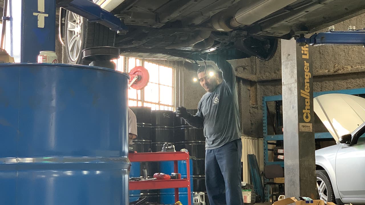 Los cambios de filtros, bujías y aceite cada cierto tiempo es parte de un mantenimiento básico que todos los
<a href="https://www.univision.com/local/houston-kxln/robo-convertidores-cataliticos-galveston">autos</a> necesitan, por lo que puedes checar el manual de usuario o en Internet para saber cuando es el momento de hacerlo.