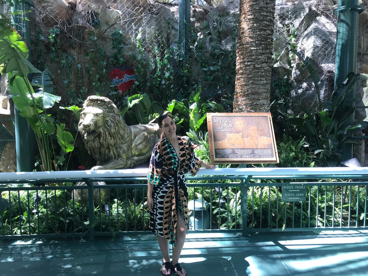 Adentro del hotel
<b>The Mirage</b> la locutora visitó el hábitat de delfines y el jardín secreto de
<b>Siegfried</b> y
<b>Roy</b>, donde hay leones y tigres.