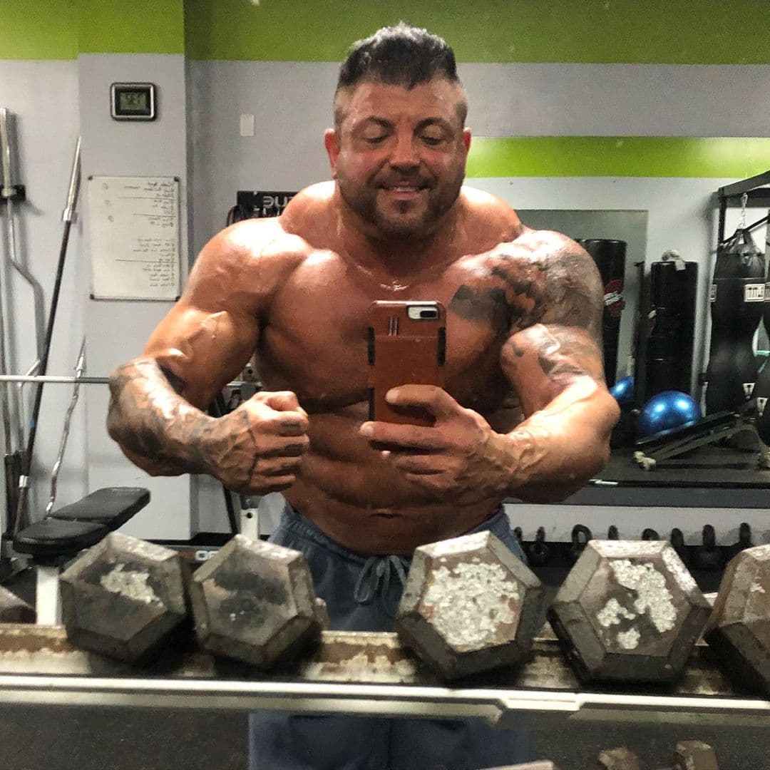 “Mano izquierda amputada y piernas rotas, pero me quedé con ella todo el tiempo. La única forma de llegar a ella era arrancar la puerta y eso hice”, añadió junto al video que grabó su hija desde su auto.