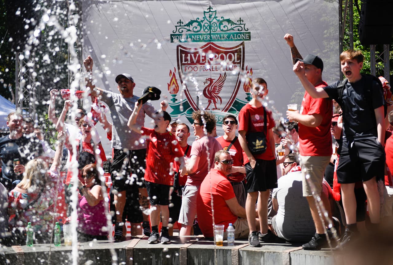 Varios fanáticos del Liverpool se pusieron cita en una de las fuentes de la ciudad para comenzar allí la fiesta.