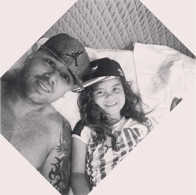 En la cama, en el parque, donde sea, él se toma la selfie para el recuerdo.